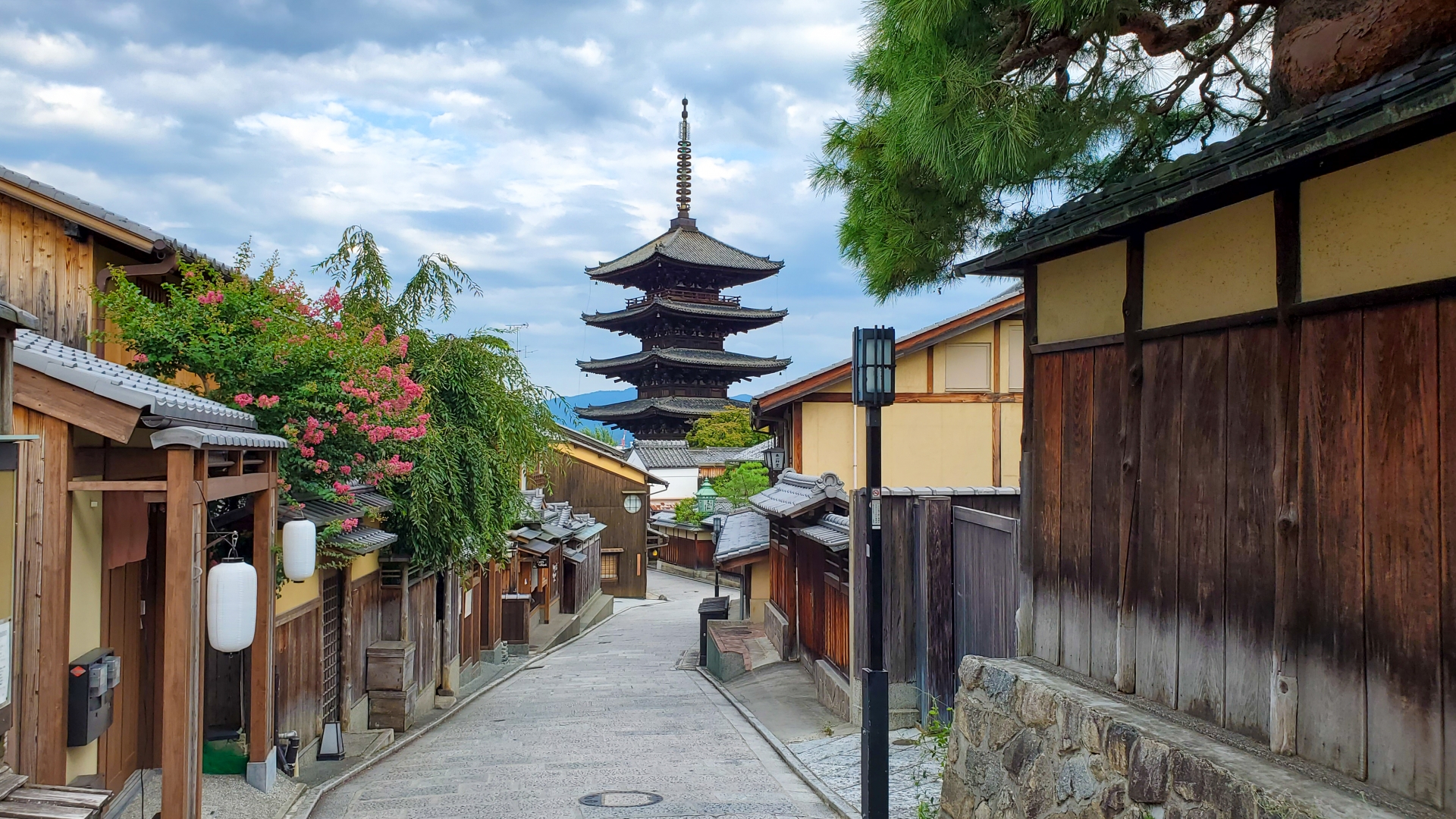京都の町屋 — 格子と深い軒